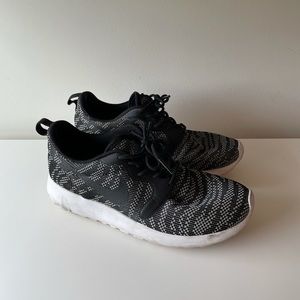 Nike women’s Roche runner in size US 6.5